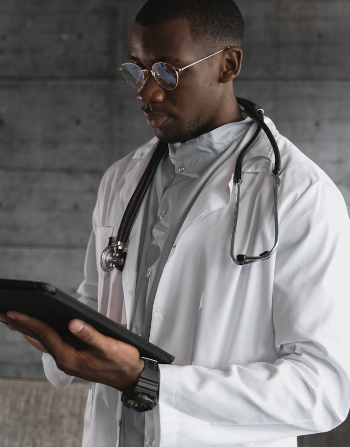 Portrait de Pr Édouard YAO, Professeur en neurologie à la Clinique Médicale Spécialisée Cocody Abidjan